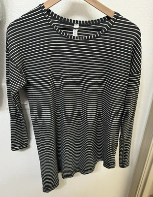 Blusa feminina Lululemon To the Point manga longa tamanho 4 listra preta branca texturizada - Imagem 1 de 4