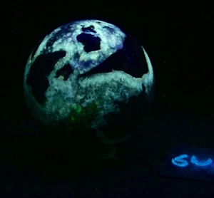 Fluoreszierender AZ heller Calcit auf brauner Matrix 76 mm Kugel zur Sammlung 6073 - Bild 1 von 13