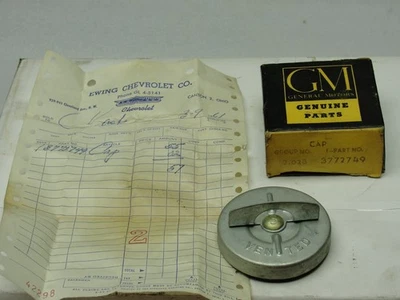 NOS 1953-1962 CHEVROLET CORVETTE VENTED GAS CAP NCRS GM 3772749 & 1961 Receipt Foto 1 de 4