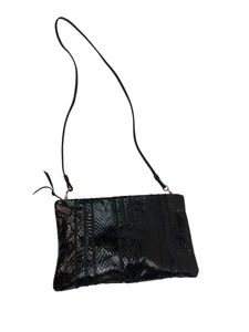 Black Snakeskin Clutch Purse With Adjustable Strap & Zipper Closure 2u - Picture 1 of 6