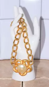 Maxine Denker Statement-Halskette Satin matt goldfarben Kunstperlen Couture - Bild 1 von 7