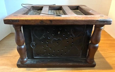 Antiguo calentador de pies de hojalata y madera... Alrededor de 1850 perforado a mano "corazón" decoraciones Foto 1 de 4