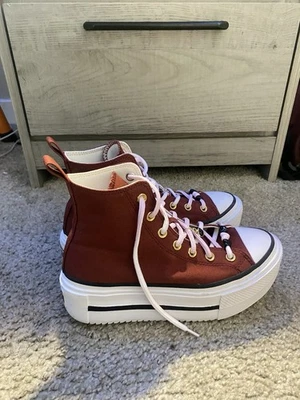 Zapatillas altas Converse plataforma granate con dijes para mujer talla 8 Foto 1 de 4