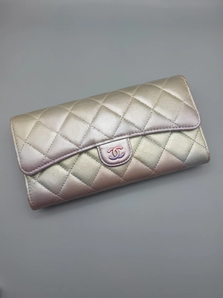 Bolso sin asas/cartera Chanel degradado metálico de piel de becerro acolchado grande con solapa reforzada Foto 1 de 4