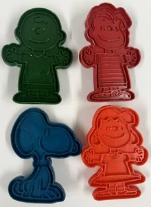 Hallmark Plastic Cookie Cutter Set Peanuts Snoopy Lucy Charlie Brown Vintage - Picture 1 of 7
