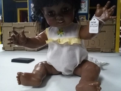 Muñeca bebé afroamericana Chrissy ideal Foto 1 de 3