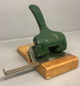 Alter Leitz Locher | Modellnummer: 180 | Grün | Holz | Bürobedarf | Antik |  #J9 - Bild 1 von 7