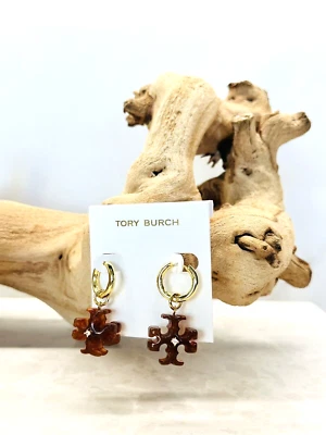 Pendientes Tory Burch Chapados en Oro Cuelgan Huggies Doble T Logo Esmalte Cristal Foto 1 de 3