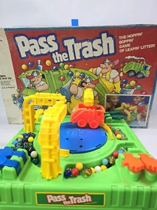 VINTAGE 1987 Milton Bradley PASS THE TRASH Brettspiel Original Klassiker. - Bild 1 von 15