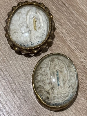 Lot de 2 médaillons reliquaire ex voto en calcaire, notre dame de Lourdes - Photo 1/4