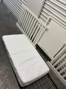 Aden Mini Culla Trasformabile 4 in 1, Bianco, Nero Certificato Altezza 3 Materassi - Foto 1 di 12