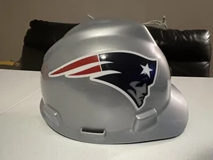 Cappello rigido MSA NFL New England Patriots, taglia standard V-Gard con bretelle a cricchetto - Foto 1 di 2