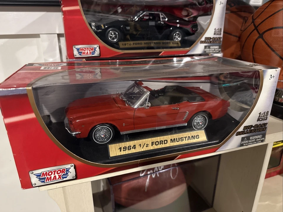 Motor Max 1964 1/18 Ford Mustang Convertible 1:18 Scale Diecast Model Car Red - Image 1 of 1