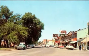 MOUNTAIN HOME, IDAHO - BUSY MAIN STREET - DRUG STORE - VINTAGE POSTCARD VIEW - Picture 1 of 2