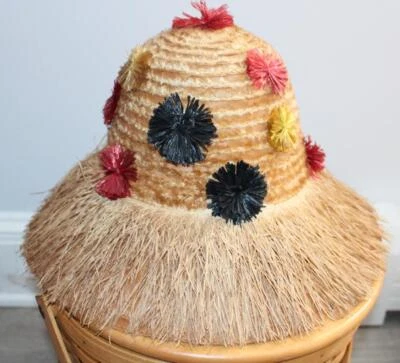 Sombrero de playa de moda MCM de los años 60 estilo cubo ala de rafia pompones de colores Foto 1 de 4
