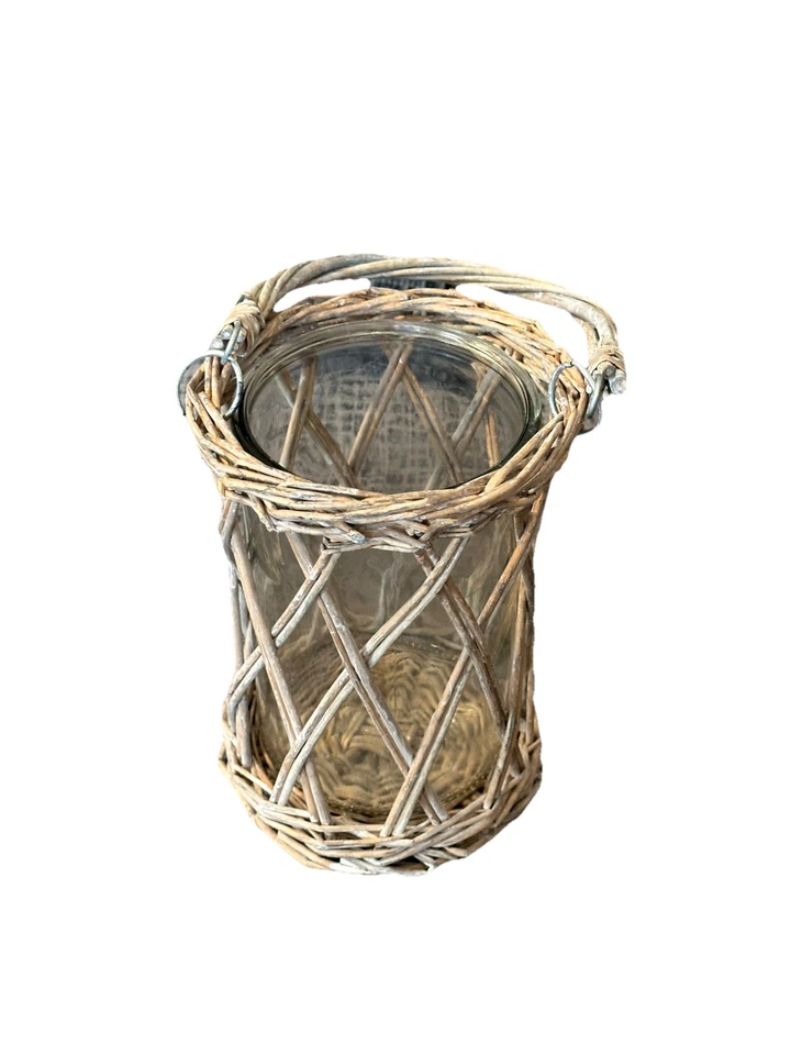 Linterna de vela rústica de vidrio desgastado con mango de ratán granja costera Foto 1 de 3