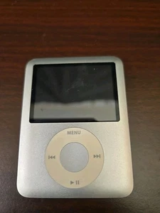Apple iPod Nano 3rd Generation 4GB Silver Preowned - Picture 1 of 5
