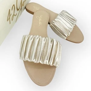 42 Gold by Chinese Laundry Neu im Karton Britta Freizeit Sandale in Metallic Gold - Gr. 7,5 - Bild 1 von 7