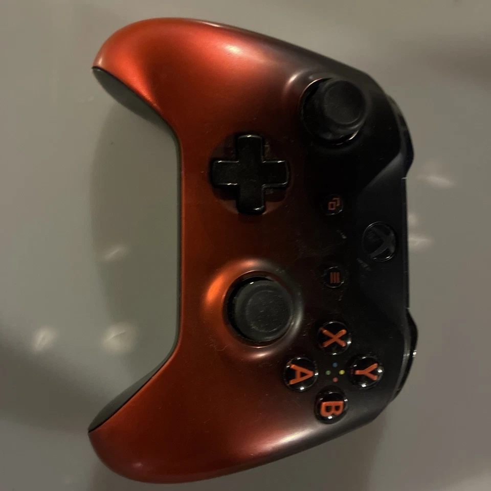 Controlador inalámbrico Microsoft Xbox One; algo de desgaste todavía funciona muy bien Foto 1 de 2