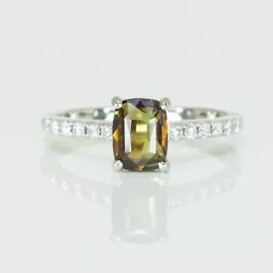 1.35 Alexandrite Solitaire Ring with accent Diamonds in 18K Gold - Picture 1 of 6