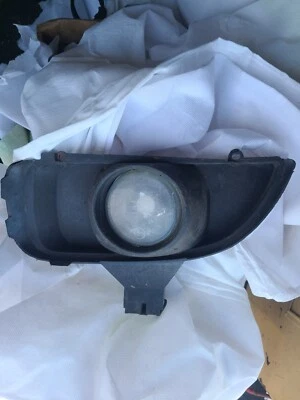 Левый противотуманный фонарь в сборе со стороны водителя для минивэна Mazda 2002 - 2006 годов выпуска - Изображение 1 из 3