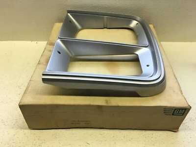 NOS Driver Side Headlight Trim Bezel Gray 1983-84 Chevy G10 G20 G30 P10 P20 P30 Foto 1 de 4