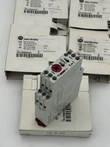 ALLEN BRADLEY 700-FSM4UU23 TIMER 2 C/O MULTIFUNZIONE 0.05S-60H - Foto 1 di 6