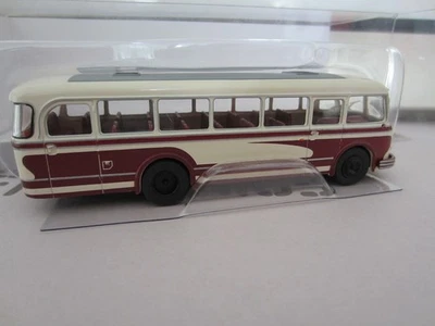 Autobús BREKINA 59852 IFA H 6 B - El modelo marfil/rojo oscuro es de plástico - escala HO o 1:87 Foto 1 de 3