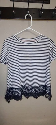 Top de mujer Xhilaration azul marino y blanco a rayas con encaje floral azul marino Foto 1 de 4