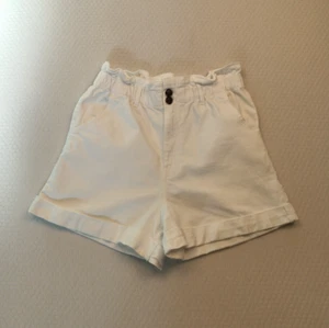 H&M Damen weiß Denim hoch tailliert Shorts Größe 10 Rüschen Oberteil Turn Ups Stretch - Bild 1 von 8