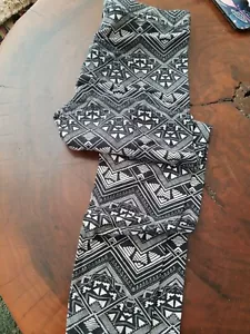 Victoria's Secret Pink Black Ivory Aztec Geometric Print Leggings Size L - Picture 1 of 3
