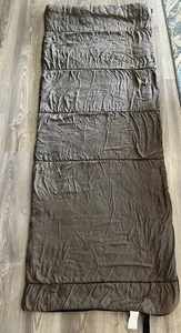 Sacco a pelo vintage Sears Hillary 67”L 26”W marrone con cinghia arrotolabile isolato - Foto 1 di 7