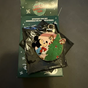 Prendedor misterioso árbol de Navidad Plutos Disney Mickey con chip y Dale LR Pin - Imagen 1 de 3
