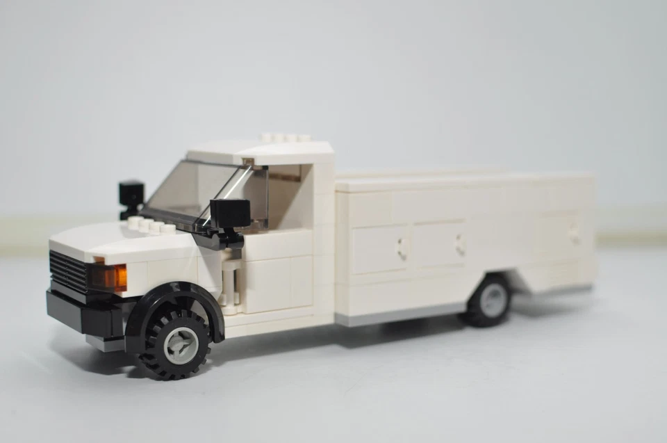 Camión utilitario de trabajo blanco modelo MOC personalizado compatible construido con ladrillos LEGO® Foto 1 de 4