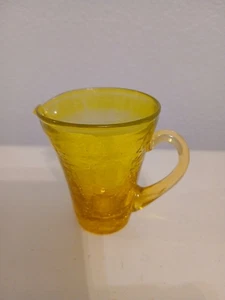 Mini jarra vintage de vidrio craquelado amarillo a Chartreuse de 3" mango aplicado UV  - Imagen 1 de 8