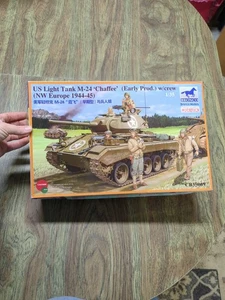 Opened Started * Bronco US Light Tank M-24 Chaffee 1/35 Model Kit #CB35069  - Bild 1 von 14