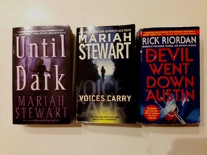 Book Lot Rick Riordan Devil Went Down to Austin & Mariah Stewart Voices Carry - Imagen 1 de 7
