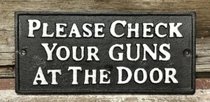 BITTE ÜBERPRÜFEN SIE IHRE WAFFEN AN DER TÜR Gusseisen Western Bar Wandschild, 3,5 "x 7,5" - Bild 1 von 1