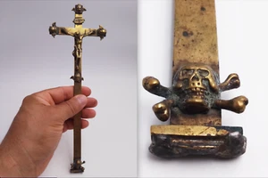 Très beau crucifix ancien orné d'angelots et de crâne vanité XIXe siècle   - Foto 1 di 10