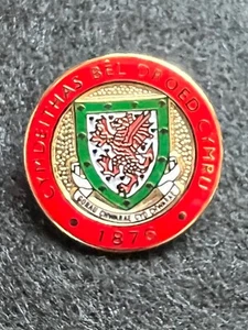 CYMDEITHAS BEL-DROED CYMRU (FOOTBALL ASSOCIATION OF WALES) WITH MOTTO PIN BADGE - Bild 1 von 7