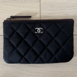 CHANEL Matelasse Coco Mark Mini Pouch Accessoire Case / Schwarz - Bild 1 von 10