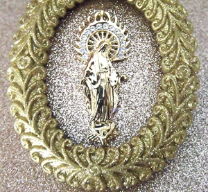 Nueva Virgen María sosteniendo al Niño Jesús marco de fotos adorno religioso de Navidad - Imagen 1 de 4