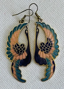 Vintage Schwan Cloisonné Ohrhänger Tropf Ohrringe lila rosa blau Emaille Gold Akzente - Bild 1 von 4