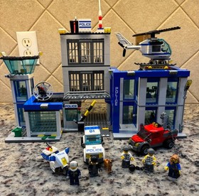 LEGO CITY: Police Station (60047) with all manuals 1minifig is not included