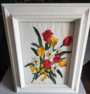 Ancien cadre photo en bois Crewel broderie fleurs 19x16 - Photo 1/6