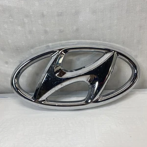 2018-2021 HYUNDAI KONA FRONT GRILL EMBLEM SHINY X86354-J9000 OEM - Picture 1 of 10