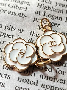 CHANEL BUTTONS CAMELLIA WHITE FLOWERS 15 MM GOLD TONE 2 PCS - Picture 1 of 4