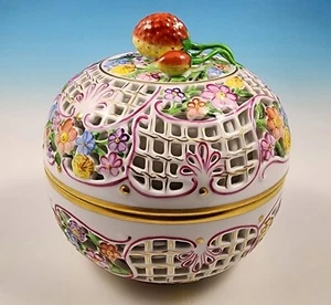 Large 6" Herend 6232 Reticulated Round Strawberry Candy Box w/ RARE Inner Shell - Picture 1 of 11