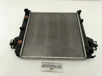 Radiador de refrigeração do motor Jeep Liberty KJ 3.7L V6 compatível com 2002 2003 2004 2005 02 03 - Imagem 1 de 4