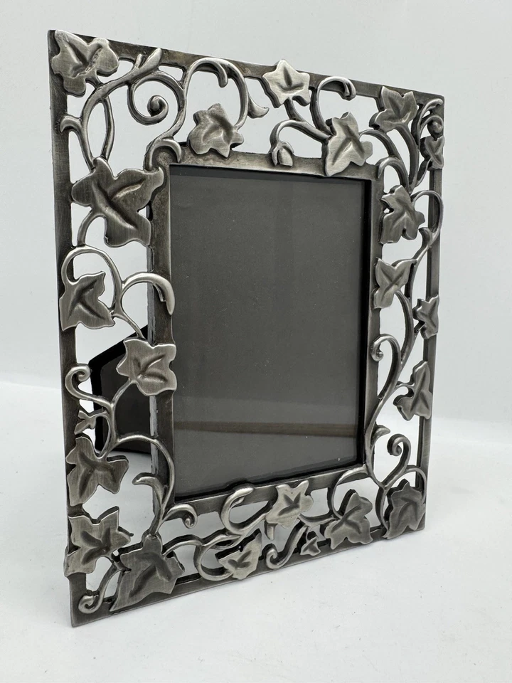 Marco de fotos de metal FETCO diseño de vid hoja de hiedra se adapta a mesa tono plateado de 4”x6” Foto 1 de 4